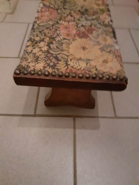 Annonce Ancien repose pied en bois et tapisserie