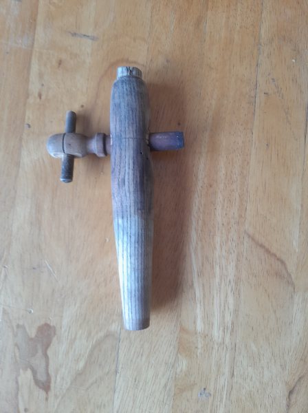 Ancien robinet de tonneau en bois