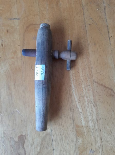 Vente Ancien robinet de tonneau en bois