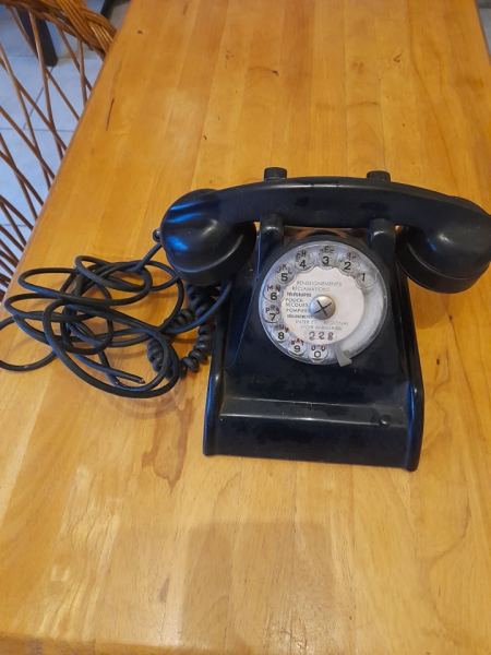 Ancien t&eacute;l&eacute;phone en bak&eacute;lite gdd