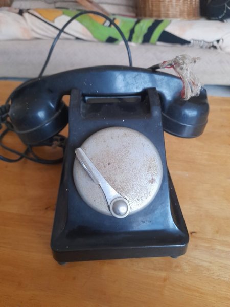 Ancien t&eacute;l&eacute;phone en bak&eacute;lite noir