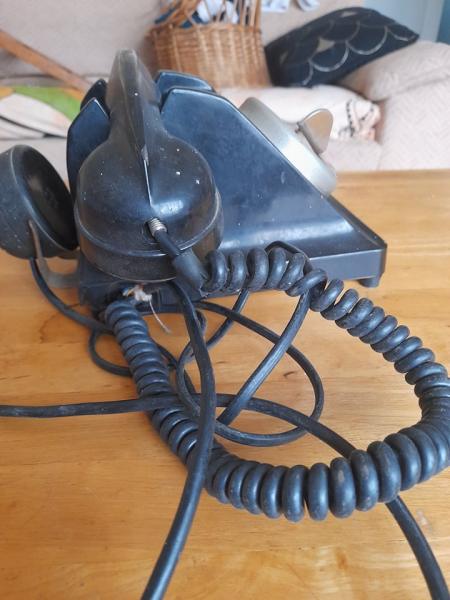 Annonce Ancien t&eacute;l&eacute;phone en bak&eacute;lite noir