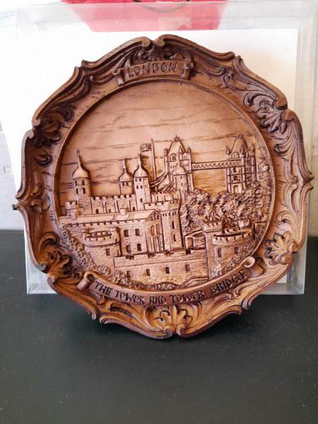 Ancienne assiette d&eacute;corative en bois " london