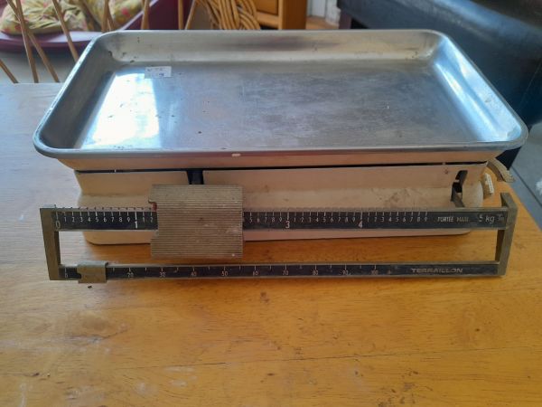 Ancienne balance de m&eacute;nage t&eacute;raillon