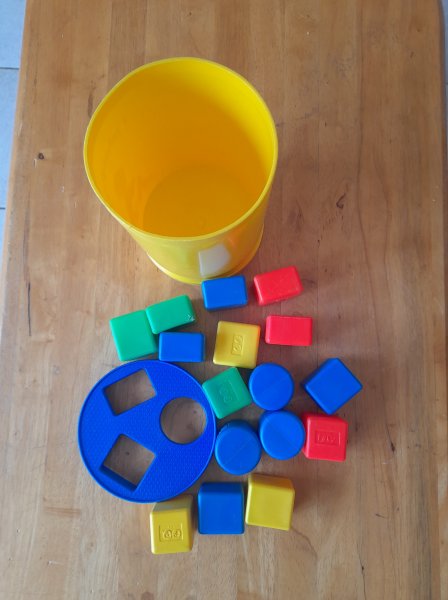 Ancienne boite &agrave; cube fisher price + 10 cubes