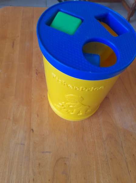 Ancienne boite &agrave; cube fisher price + 10 cubes pas cher