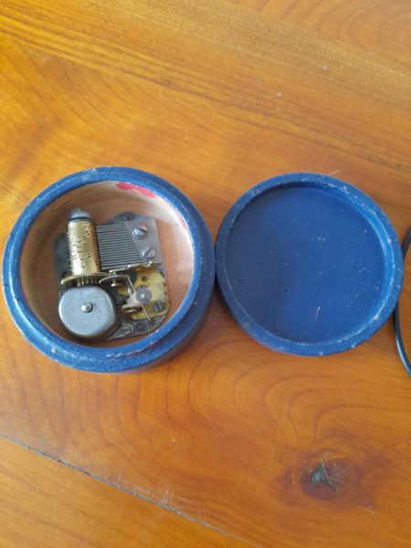 Annonce Ancienne boite &agrave; musique en bois -