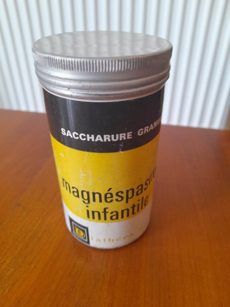 Ancienne boite en alumignium magn&eacute;sium infantile