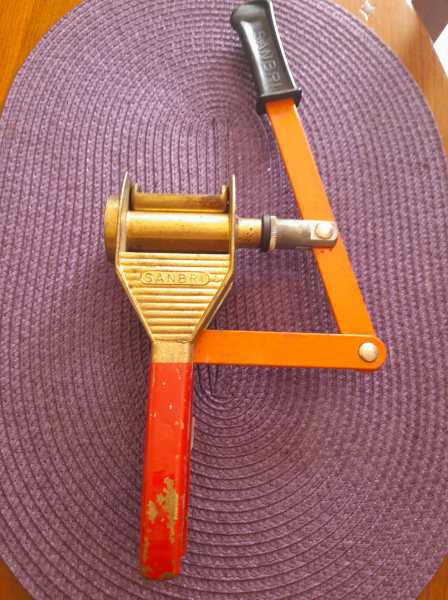 Ancienne boucheuse en m&eacute;tal et laiton sanbri