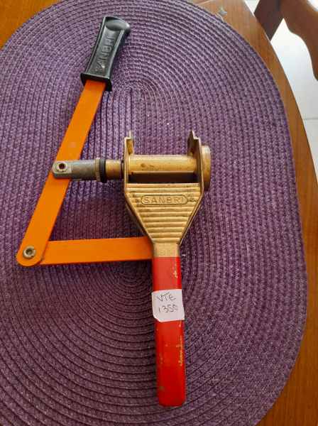 Ancienne boucheuse en m&eacute;tal et laiton sanbri pas cher