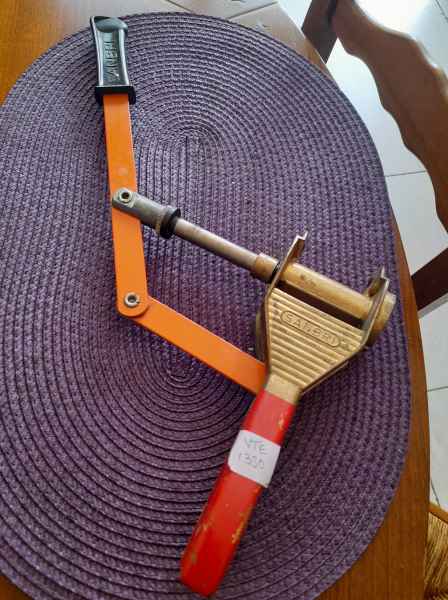 Annonce Ancienne boucheuse en m&eacute;tal et laiton sanbri