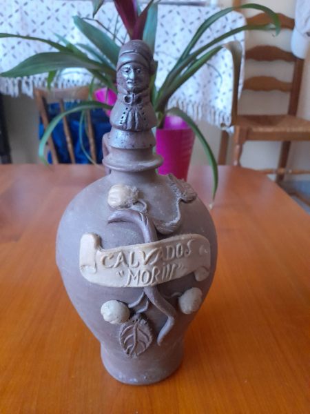 Ancienne bouteille vide en gr&egrave;s calvados morin