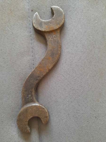 Ancienne clé plate  18/20 forme serpentée pas cher