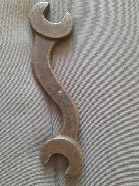 Ancienne clé plate  18/20 forme serpentée