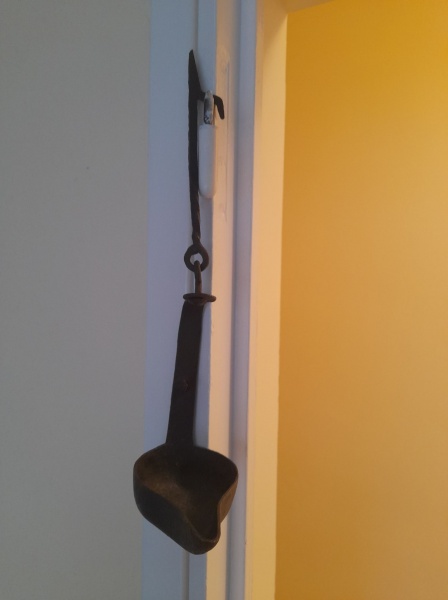 Ancienne louche d&eacute;corative &agrave; suspendre en m&eacute;tal