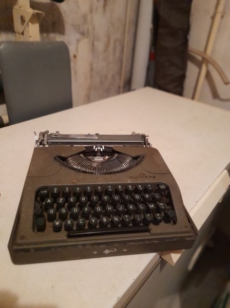 Ancienne machine a écrire mj rooy pas cher