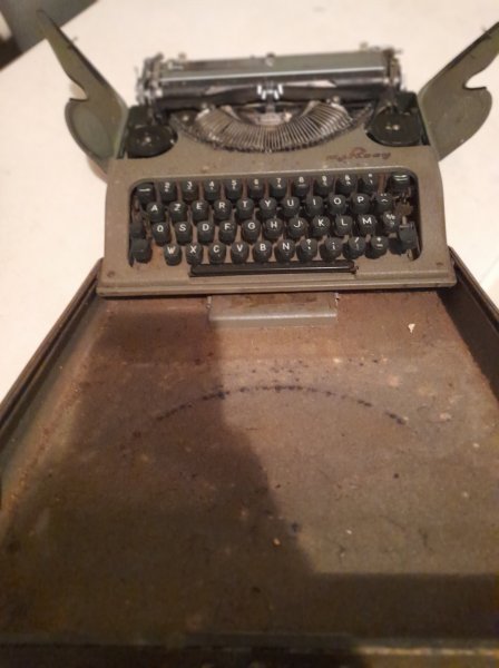 Ancienne machine a écrire mj rooy