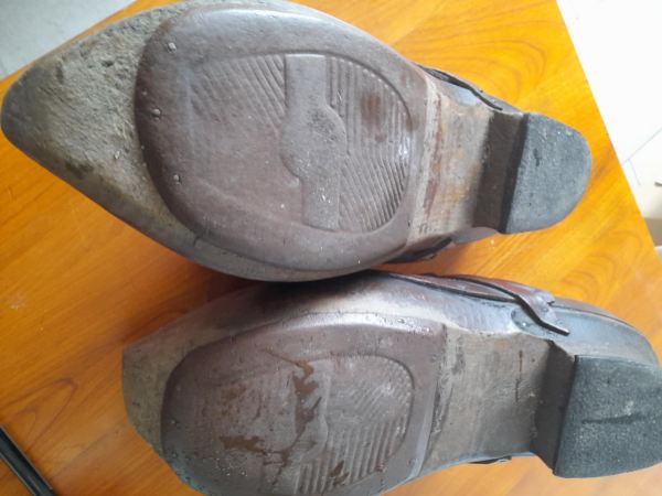 Vente Ancienne paire de sabots en bois et brides cuir