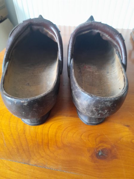 Ancienne paire de sabots en bois et brides cuir pas cher