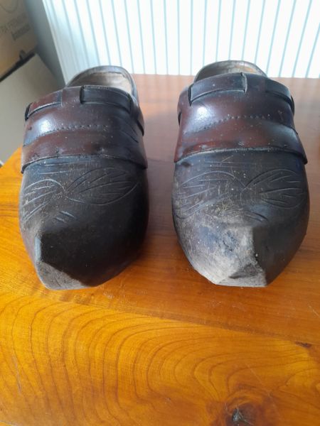 Annonce Ancienne paire de sabots en bois et brides cuir