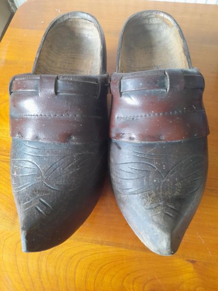 Ancienne paire de sabots en bois et brides cuir
