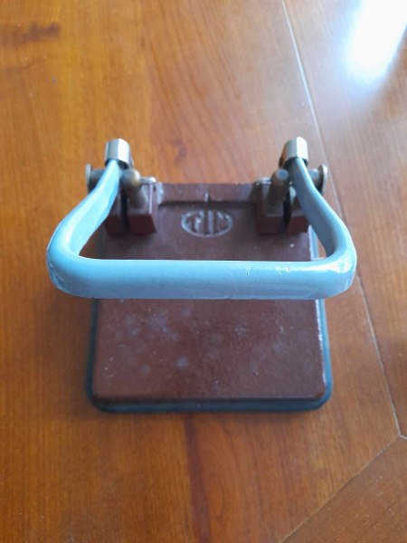 Ancienne perforatrice en m&eacute;tal tim n&deg;21 pas cher