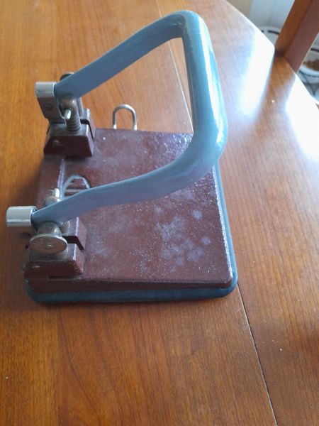 Annonce Ancienne perforatrice en m&eacute;tal tim n&deg;21