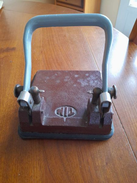 Ancienne perforatrice en m&eacute;tal tim n&deg;21