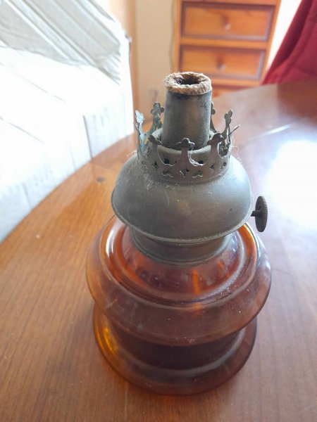 Ancienne petite lampe &agrave; p&eacute;trole