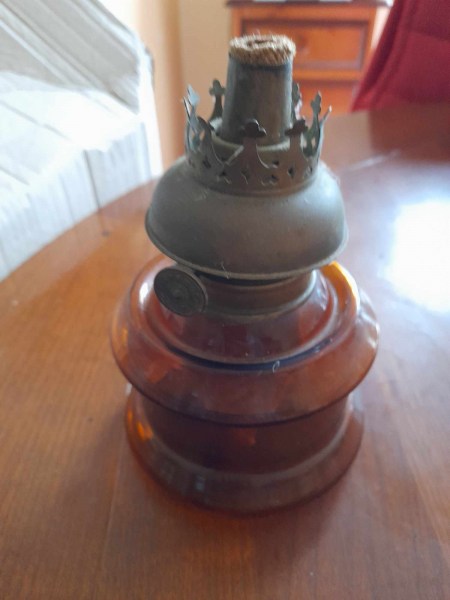 Annonce Ancienne petite lampe &agrave; p&eacute;trole