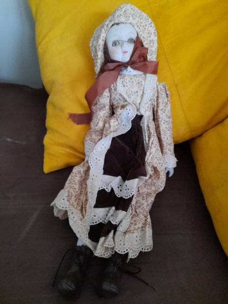 Ancienne poup&eacute;e de porcelaine