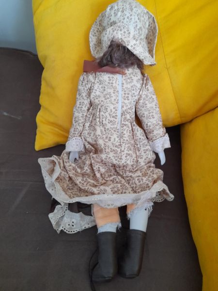 Ancienne poup&eacute;e de porcelaine pas cher