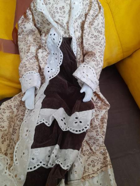 Annonce Ancienne poup&eacute;e de porcelaine