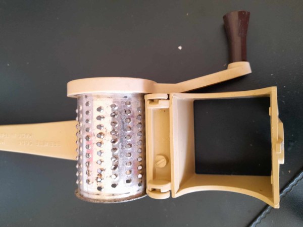 Annonce Ancienne râpe à fromage mouli-grater