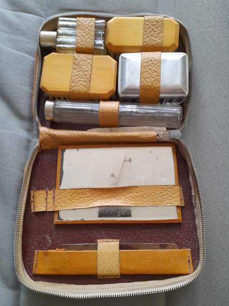 Ancienne trousse de toilette - n&eacute;c&eacute;ssaire