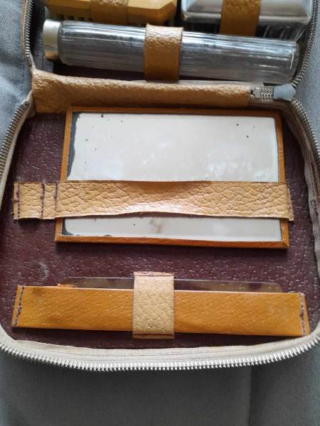 Ancienne trousse de toilette - n&eacute;c&eacute;ssaire pas cher