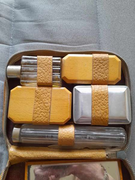 Annonce Ancienne trousse de toilette - n&eacute;c&eacute;ssaire