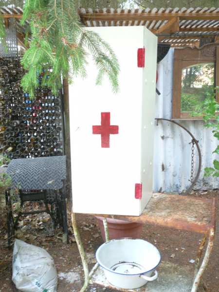 Armoire ancienne de la croix rouge haut.98 cm