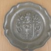 Assiette plate étain 22 cms fleur de lys pas cher