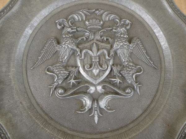 Assiette plate &eacute;tain 22 cms fleur de lys pas cher