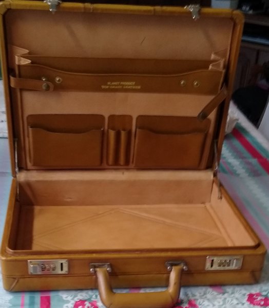 Annonce Attach&eacute;-case vintage en cuir