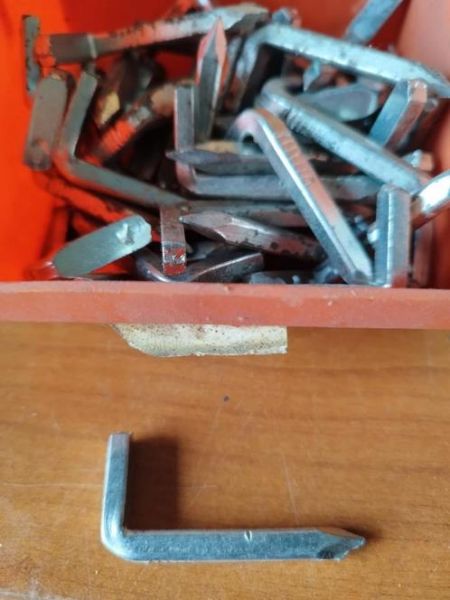 Attache pour tableaux ou autres 50 pièces : 3 € :