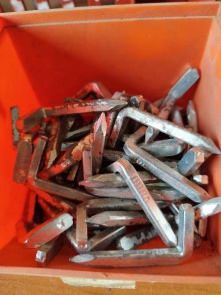 Attache pour tableaux ou autres 50 pièces : 3 € : pas cher