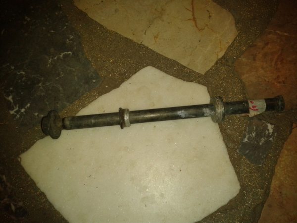 Axe de roue arriére yamaha 600 fazer 2001