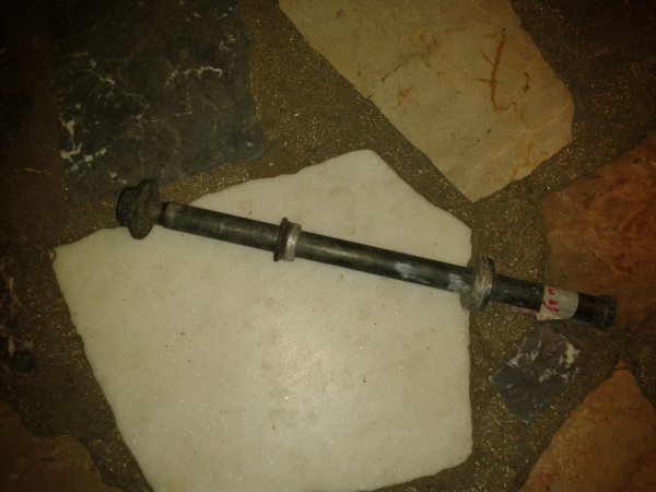 Vente Axe de roue arriére yamaha 600 fazer 2001