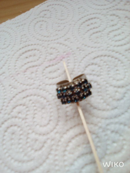 Bague r&eacute;glable orn&eacute;e de rang&eacute;es de pierres bleues