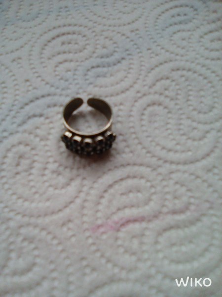 Bague r&eacute;glable orn&eacute;e de rang&eacute;es de pierres bleues pas cher