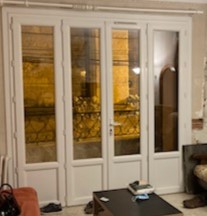 Baie vitr&eacute;e et volets en bois