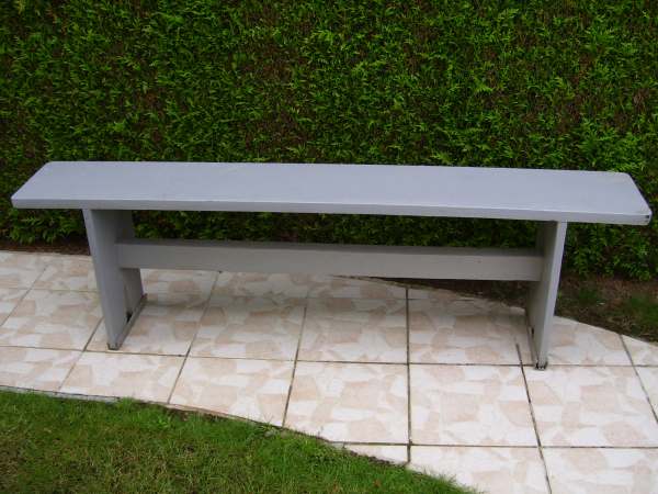 Banc en bois couleur gris clair