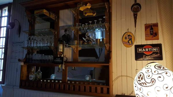 Bar en chene avec vitrine et tabourets